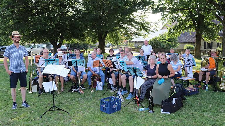 Maximilian König (links) leitete den Bezirksposaunenchor des Dekanats Castell bei der Sommerserenade in Wiesenbronn.