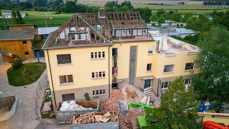 3. September: Da stand das Schulhaus noch weitgehend.