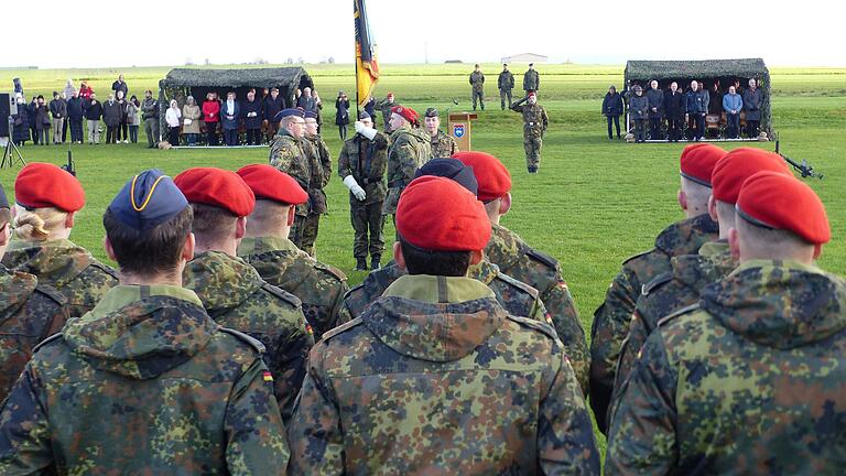 Sechs ausgewählte Rekruten legten in Vertretung ihrer Kameraden und vor den Augen zahlreicher Ehrengäste die Hand zum Schwur auf die Truppenfahne.