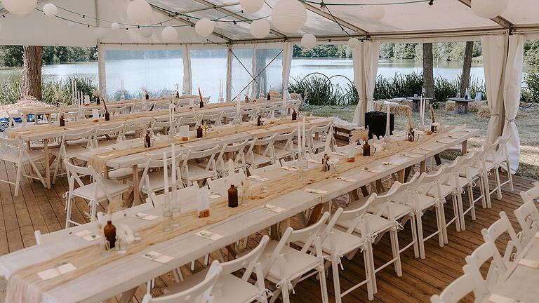 Eine Hochzeit, die durch den Eventverleih 'LuMa-Event' ausgestattet wurde. Eine Hochzeit, die durch den Eventverleih 'LuMa-Event' ausgestattet wurde.
