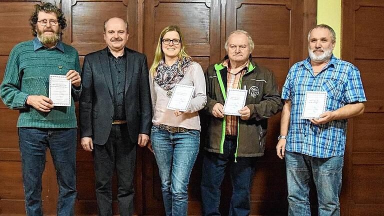 Bei der Hauptversammlung des Kleintierzuchtvereins Hendungen ehrte Vorsitzender Alfred Kaiser (2. von links) die langjährigen Mitglieder (von links) Karl-Heinrich Weber, Katrin Balling, Josef Keidel und Franz Bach für ihre Teue.