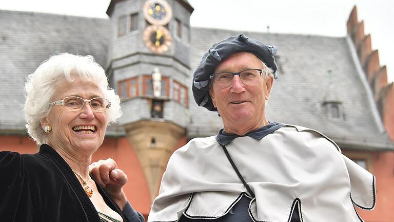 Haben viele Geschichten über Ochsenfurt auf Lager: Stadtführerin Erika Hummel und Türmer Bernhard Sohn.