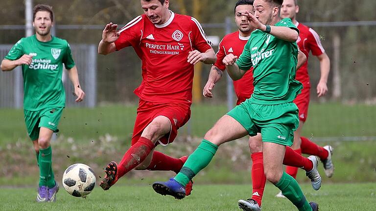 Fußball, Kreisliga, TSV Güntersleben - SV Heidingsfeld       -  Rasante Szene: Günterslebens Frederik Scheblein (rotes Trikot) entwischt hier dem Heidingsfelder Michael Kerbler.