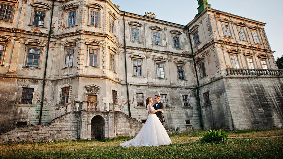 Heiraten im Schloss       -  Schlösser haben oft eine eigene Kapelle, in der freie Trauungen stattfinden dürfen (Symbolbild).