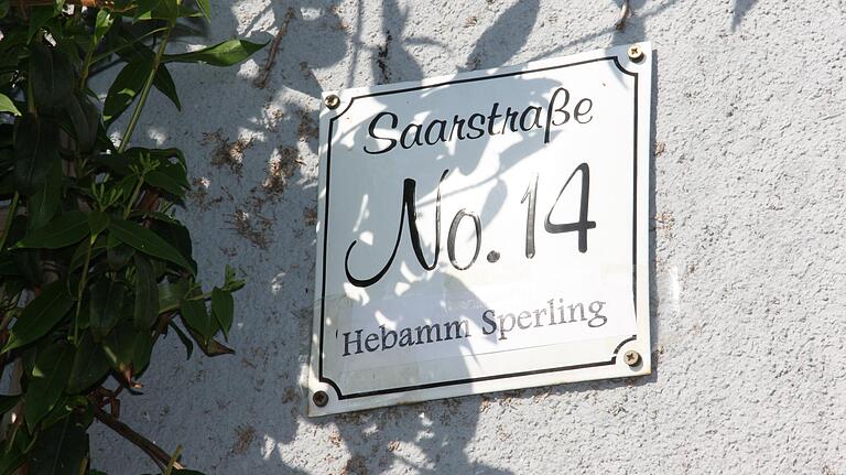 In der Saarstraße 14 in Gerolzhofen wohnte Hebamme Maria Sperling ab dem Jahr 1952. Jetzt wohnt dort ein Enkel von ihr mit dessen Familie. Der Zusatz auf dem Schild 'Hebamm Sperling' hat Renate Förster extra für das Foto angebracht.