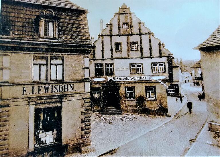 Das Bild zeigt (links) einen Teil des Textilkaufhauses des Juden Emanuel Lewisohn in der Spitalstraße in Gerolzhofen.