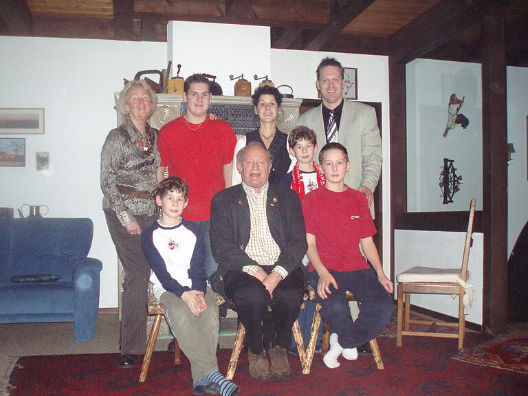 Ein Blick ins Fotoalbum der Familienbande Jaeger aus Gummersbach: (hinten von links) Felix' Oma Bärbel, seinem ältesten Bruder Florian, Mama Monika, Papa Gunnar, (Mitte) Felix, (vorne von rechts) seinem Zwillingsbruder Max, Opa Rolf und Bruder Philipp.