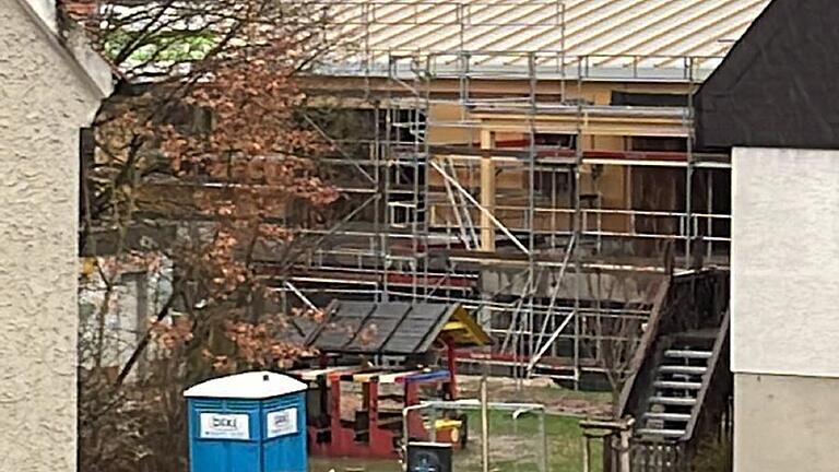 Der Holz-Anbau am Kindergarten ist inzwischen aufgerichtet. Nun kann der Innenausbau beginnen.