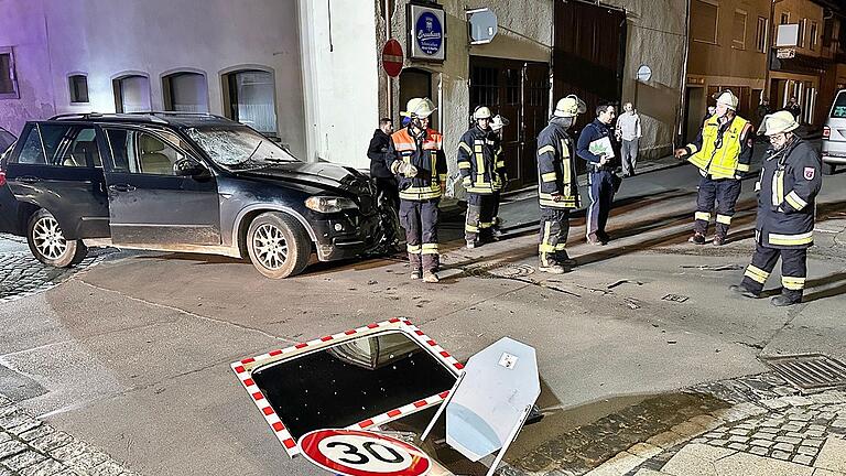 Bei dem Unfall am Montagabend wurden ein Verkehrsschild sowie ein Verkehrsspiegel abgerissen. Der vorfahrtsberechtigte BMW war gegen die Hausmauer geschleudert worden.