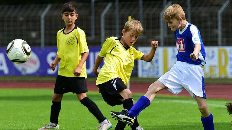 Gartenstadtschule ist Fußballmeister der Grundschulen       -  (kab)   Auf der Hauptkampfbahn im Willy-Sachs-Stadion haben 120 Schüler aus allen Schweinfurter Grundschulen ihre beste Mannschaft im Fußball ermittelt. Fußballmeister der Grundschulen 2015 ist die Gartenstadtschule. Auf zwei Kleinfeldern, angefeuert von zahlreichen Klassenkameraden, spielten die Teams ballgewandt und mit viel läuferischem Einsatz. Die mitspielenden Mädchen fügten sich mit gleicher Lauffreude und Geschick in die Mannschaften ein. Im Endspiel trafen zwei gleichstarke Mannschaften aufeinander. Die Gartenstadtschule holte sich im Achtmeterschießen den Sieg. Unter der Leitung des Arbeitskreises Sport in Schule und Verein und mit tatkräftiger Unterstützung der Schiedsrichter des BFV standen nach drei Stunden die Platzierungen fest. Jede teilnehmende Mannschaft erhielt eine Urkunde, Preise der Sparkasse und einen Fußball von der AOK. Die Platzierungen: Platz 1 Gartenstadtschule, Platz 2 Friedrich-Rückert-Schule, Platz 3 Montessorischule; es folgen Kerschensteinerschule, Dr.-Pfeiffer-Schule, Albert-Schweitzer-Schule, Schillerschule, Körnerschule, Auenschule und Julius-Kardinal-Döpfner-Schule.