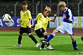 Gartenstadtschule ist Fußballmeister der Grundschulen       -  (kab)   Auf der Hauptkampfbahn im Willy-Sachs-Stadion haben 120 Schüler aus allen Schweinfurter Grundschulen ihre beste Mannschaft im Fußball ermittelt. Fußballmeister der Grundschulen 2015 ist die Gartenstadtschule. Auf zwei Kleinfeldern, angefeuert von zahlreichen Klassenkameraden, spielten die Teams ballgewandt und mit viel läuferischem Einsatz. Die mitspielenden Mädchen fügten sich mit gleicher Lauffreude und Geschick in die Mannschaften ein. Im Endspiel trafen zwei gleichstarke Mannschaften aufeinander. Die Gartenstadtschule holte sich im Achtmeterschießen den Sieg. Unter der Leitung des Arbeitskreises Sport in Schule und Verein und mit tatkräftiger Unterstützung der Schiedsrichter des BFV standen nach drei Stunden die Platzierungen fest. Jede teilnehmende Mannschaft erhielt eine Urkunde, Preise der Sparkasse und einen Fußball von der AOK. Die Platzierungen: Platz 1 Gartenstadtschule, Platz 2 Friedrich-Rückert-Schule, Platz 3 Montessorischule; es folgen Kerschensteinerschule, Dr.-Pfeiffer-Schule, Albert-Schweitzer-Schule, Schillerschule, Körnerschule, Auenschule und Julius-Kardinal-Döpfner-Schule.