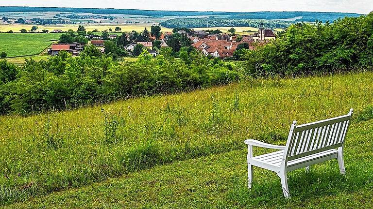 Schloss Craheim: 2018 Jubiläum des Lebenszentrums - „Die da oben vom heiligen Hügel“, sagt man im Dorf Wetzhausen. Zumindest hat er das von früher so gehört, sagt Ruben Sill, der über ein Soziales Jahr 2011 aus Bremen auf das Schloss Craheim nahe Wetzhausen kam. Seither ist der Baptistensohn in der christlichen Begegnungsstätte für die Jugendseminare verantwortlich – und für die Öffentlichkeitsarbeit. Auf Anfrage dieser Redaktion führt er durch die heiligen Hallen, die von der Lebensgemeinschaft Einheit der Christen bewohnt und belebt werden. Maßgeblich am Aufbau des Lebenszentrums beteiligt war der kürzlich verstorbene Albrecht Fürst zu Castell-Castell. Der Schlosspark mit versteckten Sitzbänken und Ausblicken über Wetzhausen ist bei Spaziergängern beliebt. 2014 hat es einen „Tag der Offenen Tür“ gegeben, ansonsten bleibt das Innere des Schlosses außer für Seminarteilnehmer den 25 Mitgliedern der Lebensgemeinschaft und ihren Kindern vorbehalten. Die Erwachsenen der Lebensgemeinschaft arbeiten auch für die Begegnungsstätte, als Hausmeister, Rezeptionist, Pfarrer und geistlicher Leiter (Heiner Frank), betriebswirtschaftlicher Leiter (Stefan Frank) oder wie Ruben Sill und andere als Seminarleiter. Weitere zehn externe Mitarbeiter sind zwar angestellt bei der Begegnungsstätte, aber keine Mitglieder der „Einheit der Christen“. Es ist ein Dienstag, die Sessel vor dem Kamin in der imposanten Kuppelhalle im Eingangsbereich stehen noch nicht wieder an ihrem Stammplatz. „Am Wochenende hatten wir eine Hochzeit“, sagt Ruben Sill. Einer der Mitarbeiter hat geheiratet. Das Verhältnis in der Gemeinschaft ist familiär. „Eins sein, an einem Ort leben und arbeiten“ – die Grundidee der 68er-Bewegung habe es auch im christlichen Bereich gegeben, beschreibt Sill die Anfänge des Lebenszentrums für die Einheit der Christen, das 1968 gegründet wurde und 2018 seinen 50. Geburtstag feiert. Man schreibe gerade an einem Buch, das die Geschichte wiedergibt. Katholiken, Protestanten und Freikirchliche sollten auf Craheim die „Einheit der Christen“ bilden und leben. Wie sieht der Alltag der Lebensgemeinschaft aus? Jedes Mitglied lebt in einer Wohnung, entweder im Schloss, im vorgelagerten Franziskushof oder einem der drei Wohnhäuser gegenüber des Torbogen-Eingangs. Um 8.30 Uhr ist Morgenandacht. Eine halbe Stunde wird in der Kilianskapelle je nach Wochentag nach anderem Konzept gefeiert: nach orthodoxer Liturgie, nach dem Konzept „Lobpreis und Anbetung“ oder als Austauschandacht. Wechselnde Mitglieder bereiten die Andachten vor. Dann geht es an die Arbeit. Sill arbeitet etwa an Seminaren, die er organisiert und gegebenenfalls mit externen Referenten erweitert. An der Ausrichtung der Seminare habe sich über die Jahre nicht viel geändert. Immer noch stehen Beziehungen, Partnerschaft, Familie im Mittelpunkt – immer unter der christlichen Perspektive. Im Oktober etwa gibt es ei Seminar unter dem Titel „Midlife Crisis – in der Lebensmitte“, ein anderes zum Thema Beziehungen in Liebe und Arbeit. Von „denen da oben vom heiligen Hügel“ sei nicht mehr oft die Rede, sagt Sill. Er selbst macht alle paar Wochen Wirtendienst in Wetzhausen, sucht den Kontakt zum Dorf. Die Familien in der Lebensgemeinschaft haben über den Kindergarten Kontakt zu anderen Eltern. Und im Winterspielkreis lädt das Lebenszentrum Eltern zum Spielen mit ihren Kindern ins Schloss. Erzählabend mit Josef Müller, Autor des Bestsellers „Ziemlich bester Schurke“, am Samstag, 30. Juli, 19.30 Uhr auf Schloss Craheim. Am Sonntag, 31. Juli, ein Gottesdienst mit Müller um 10 Uhr in der Kirche Wetzhausen. Schloss Craheim: 2018 Jubiläum des Lebenszentrums - „Die da oben vom heiligen Hügel“, sagt man im Dorf Wetzhausen. Zumindest hat er das von früher so gehört, sagt Ruben Sill, der über ein Soziales Jahr 2011 aus Bremen auf das Schloss Craheim nahe Wetzhausen kam. Seither ist der Baptistensohn in der christlichen Begegnungsstätte für die Jugendseminare verantwortlich – und für die Öffentlichkeitsarbeit. Auf Anfrage dieser Redaktion führt er durch die heiligen Hallen, die von der Lebensgemeinschaft Einheit der Christen bewohnt und belebt werden. Maßgeblich am Aufbau des Lebenszentrums beteiligt war der kürzlich verstorbene Albrecht Fürst zu Castell-Castell. Der Schlosspark mit versteckten Sitzbänken und Ausblicken über Wetzhausen ist bei Spaziergängern beliebt. 2014 hat es einen „Tag der Offenen Tür“ gegeben, ansonsten bleibt das Innere des Schlosses außer für Seminarteilnehmer den 25 Mitgliedern der Lebensgemeinschaft und ihren Kindern vorbehalten. Die Erwachsenen der Lebensgemeinschaft arbeiten auch für die Begegnungsstätte, als Hausmeister, Rezeptionist, Pfarrer und geistlicher Leiter (Heiner Frank), betriebswirtschaftlicher Leiter (Stefan Frank) oder wie Ruben Sill und andere als Seminarleiter. Weitere zehn externe Mitarbeiter sind zwar angestellt bei der Begegnungsstätte, aber keine Mitglieder der „Einheit der Christen“. Es ist ein Dienstag, die Sessel vor dem Kamin in der imposanten Kuppelhalle im Eingangsbereich stehen noch nicht wieder an ihrem Stammplatz. „Am Wochenende hatten wir eine Hochzeit“, sagt Ruben Sill. Einer der Mitarbeiter hat geheiratet. Das Verhältnis in der Gemeinschaft ist familiär. „Eins sein, an einem Ort leben und arbeiten“ – die Grundidee der 68er-Bewegung habe es auch im christlichen Bereich gegeben, beschreibt Sill die Anfänge des Lebenszentrums für die Einheit der Christen, das 1968 gegründet wurde und 2018 seinen 50. Geburtstag feiert. Man schreibe gerade an einem Buch, das die Geschichte wiedergibt. Katholiken, Protestanten und Freikirchliche sollten auf Craheim die „Einheit der Christen“ bilden und leben. Wie sieht der Alltag der Lebensgemeinschaft aus? Jedes Mitglied lebt in einer Wohnung, entweder im Schloss, im vorgelagerten Franziskushof oder einem der drei Wohnhäuser gegenüber des Torbogen-Eingangs. Um 8.30 Uhr ist Morgenandacht. Eine halbe Stunde wird in der Kilianskapelle je nach Wochentag nach anderem Konzept gefeiert: nach orthodoxer Liturgie, nach dem Konzept „Lobpreis und Anbetung“ oder als Austauschandacht. Wechselnde Mitglieder bereiten die Andachten vor. Dann geht es an die Arbeit. Sill arbeitet etwa an Seminaren, die er organisiert und gegebenenfalls mit externen Referenten erweitert. An der Ausrichtung der Seminare habe sich über die Jahre nicht viel geändert. Immer noch stehen Beziehungen, Partnerschaft, Familie im Mittelpunkt – immer unter der christlichen Perspektive. Im Oktober etwa gibt es ei Seminar unter dem Titel „Midlife Crisis – in der Lebensmitte“, ein anderes zum Thema Beziehungen in Liebe und Arbeit. Von „denen da oben vom heiligen Hügel“ sei nicht mehr oft die Rede, sagt Sill. Er selbst macht alle paar Wochen Wirtendienst in Wetzhausen, sucht den Kontakt zum Dorf. Die Familien in der Lebensgemeinschaft haben über den Kindergarten Kontakt zu anderen Eltern. Und im Winterspielkreis lädt das Lebenszentrum Eltern zum Spielen mit ihren Kindern ins Schloss. Erzählabend mit Josef Müller, Autor des Bestsellers „Ziemlich bester Schurke“, am Samstag, 30. Juli, 19.30 Uhr auf Schloss Craheim. Am Sonntag, 31. Juli, ein Gottesdienst mit Müller um 10 Uhr in der Kirche Wetzhausen.