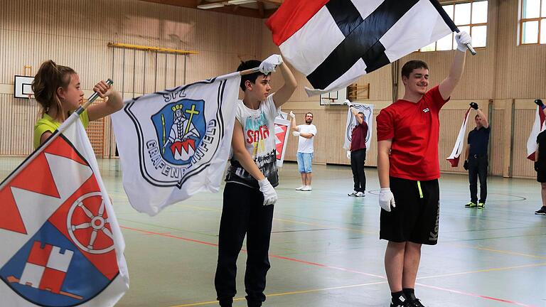 Da kann man noch was lernen. Isabella und Adrian im Training mit Weltmeister Felix Schlaich.