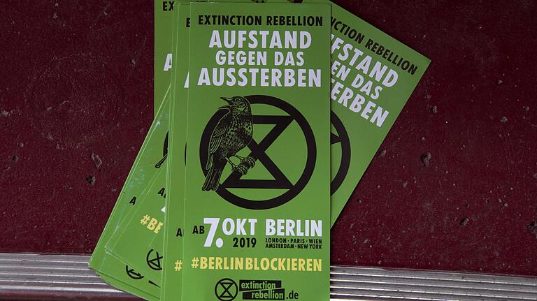 'Aufstehen gegen das Aussterben': Mit diesen Infobroschüren wirbt die Klimabewegung 'Extinction Rebellion' für ihre Sitzblockaden ab Montag.