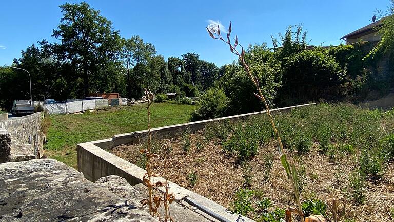 Baufreigabe: Das geräumte Areal am Bahnhofsweg in Mellrichstadt soll in diesem Herbst in ein  modernes Freizeitgelände an der Stadtmauer umgestaltet werden.