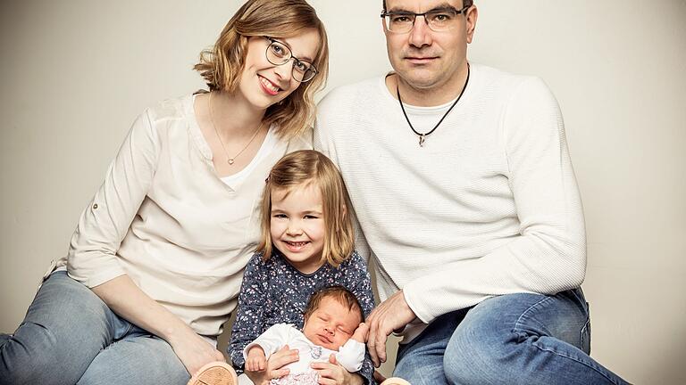 Die stolze Familie Sven und Doreen Breunig mit ihren Töchtern Marie und Hannah.