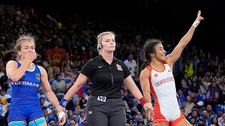 Olympische Spiele in Paris Ringen - Annika Wendle (l.) verlor das Halbfinale deutlich, hat aber noch die Chance auf Bronze. Olympische Spiele in Paris Ringen - Annika Wendle (l.) verlor das Halbfinale deutlich, hat aber noch die Chance auf Bronze.