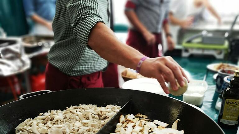 Beim Pilzfest in Unterpleichfeld im Landkreis Würzburg kann man verschiedene Pilzgerichte probieren. Beim Pilzfest in Unterpleichfeld im Landkreis Würzburg kann man verschiedene Pilzgerichte probieren.