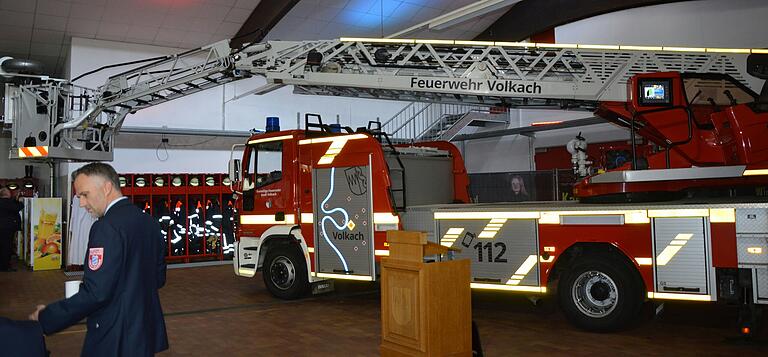 Die neue Drehleiter 'Florian Volkach 30/1' steht nach ihrer Revision wie neu da. Auch ein neues Design wurde auf das Fahrzeug foliert: die Mainschleife mit all ihren Feuerwehren. Die neue Drehleiter 'Florian Volkach 30/1' steht nach ihrer Revision wie neu da. Auch ein neues Design wurde auf das Fahrzeug foliert: die Mainschleife mit all ihren Feuerwehren.