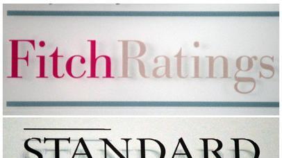 Die drei großen Ratingagenturen       -  Die drei großen Ratingagenturen Standard & Poors (S&P), Moody's und Fitch (95 Prozent des Marktes teilen sie unter sich auf) sind allesamt US-amerikanische Unternehmen. Sie haben große Macht in der Finanzwelt, da ihre Bewertungen etwa bei der Banken- und Versicherungsregulierung auf nationaler Ebene eine große Rolle spielen. Banken mit gut benoteten Papieren müssen zur Risikoabsicherung von Krediten beispielsweise weniger Eigenkapital halten.