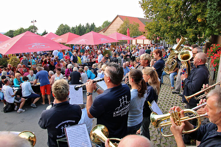 Traditionell spielen die Musiker der Estenfelder Kreuzbergmusik nach der Ankunft der Wallfahrer auf dem Kreuzberg je nach Witterung, auf dem Platz vor dem Kloster oder in dem nur für Wallfahrer zugänglichen Antonius-Saal für die Wallfahrer zum Tanz auf. Foto: Herbert Ehehalt Traditionell spielen die Musiker der Estenfelder Kreuzbergmusik nach der Ankunft der Wallfahrer auf dem Kreuzberg je nach Witterung, auf dem Platz vor dem Kloster oder in dem nur für Wallfahrer zugänglichen Antonius-Saal für die Wallfahrer zum Tanz auf. Foto: Herbert Ehehalt