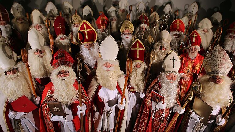 Auf so viele Nikoläuse kann die Bad Kissinger Nikolaus-Koordinatorin Claudia Nieland zwar nicht zurückgreifen. Das Archiv-Foto zeigt ein Nikolaus-Treffen in Köln. Aber in den vergangen 14 Jahren hat Nieland schon zahlreichen Familien und Darsteller in Bad Kissingen zusammengebracht. Auf so viele Nikoläuse kann die Bad Kissinger Nikolaus-Koordinatorin Claudia Nieland zwar nicht zurückgreifen. Das Archiv-Foto zeigt ein Nikolaus-Treffen in Köln. Aber in den vergangen 14 Jahren hat Nieland schon zahlreichen Familien und Darsteller in Bad Kissingen zusammengebracht.