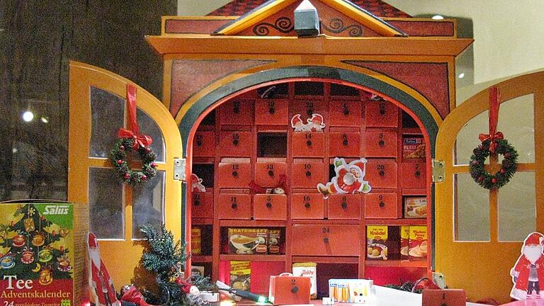 Ein Adventskalender aus den 1960-er Jahren: ein Kaufmannsladen mit Flügeltüren. Ein Adventskalender aus den 1960-er Jahren: ein Kaufmannsladen mit Flügeltüren.