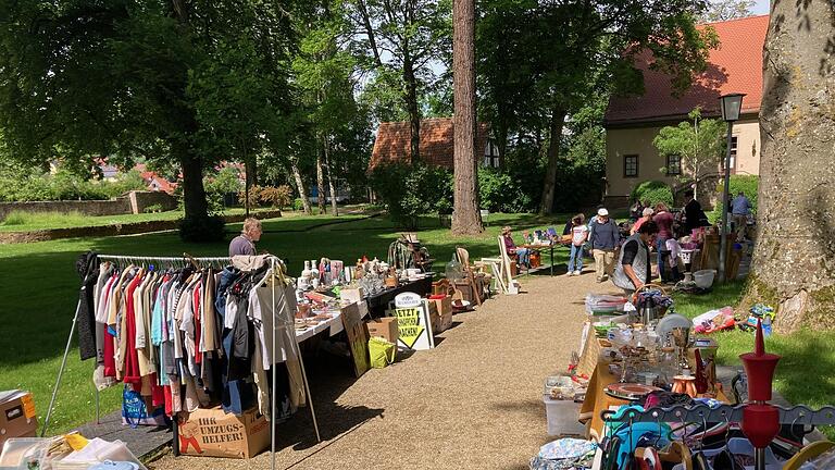 Ein Flohmarkt für Schnäppchenjäger       -  Ein Flohmarkt für Schnäppchenjäger