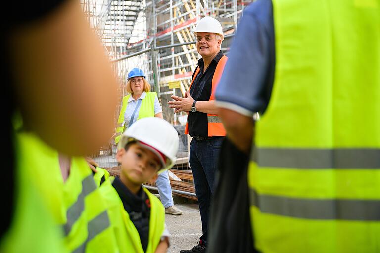 Dirk Terwey, Geschäftsführender Direktor, zeigt am Sonntag (22.09.24) beim Theaterfest am Mainfranken Theater in Würzburg die Fortschritte auf der Baustelle. Das Theaterfest bietet allen kleinen und großen Gästen ein vielfältiges Programm, darunter verschiedene Workshops mit Ensemblemitgliedern und Blicke hinter die Kulissen sowie Premierenmatineen der Produktionen, Maria Stuart, In den Alpen und Medea.