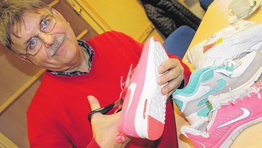Schnippschnapp, Schuh kaputt: Harald Endrich (Abfertigungsbeamter beim Zoll Dettelbach) leistet mit der Schere ganze Arbeit und zerstört das Plagiat. Schnippschnapp, Schuh kaputt: Harald Endrich (Abfertigungsbeamter beim Zoll Dettelbach) leistet mit der Schere ganze Arbeit und zerstört das Plagiat.