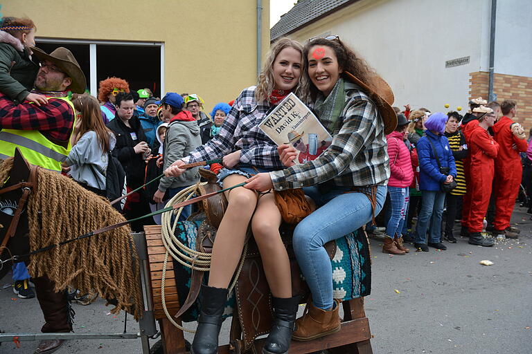 Zu Pferde unterwegs beim Heustreuer Faschingsumzug waren diese beiden jungen Damen.