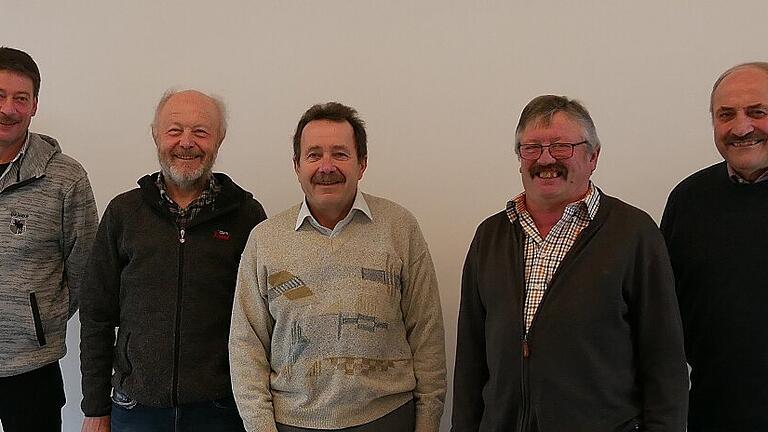 Fünf Brenner aus dem Landkreis Bad Kissingen haben die Brennerprüfung bestanden. Von links: Stefan Metz (Großenbrach), Lothar Bold (Neuwirtshaus), Jürgen Schelbert (Hammelburg), Anton Six (Wirmsthal), Günter Müller (Reith). Fünf Brenner aus dem Landkreis Bad Kissingen haben die Brennerprüfung bestanden. Von links: Stefan Metz (Großenbrach), Lothar Bold (Neuwirtshaus), Jürgen Schelbert (Hammelburg), Anton Six (Wirmsthal), Günter Müller (Reith).