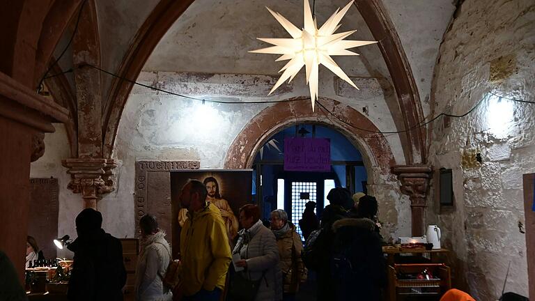 Der Stern wies den Weg zur Kapelle, wo die Brüder der heiligen Familie einen Ort der Stille eingerichtet hatten. Der Stern wies den Weg zur Kapelle, wo die Brüder der heiligen Familie einen Ort der Stille eingerichtet hatten.