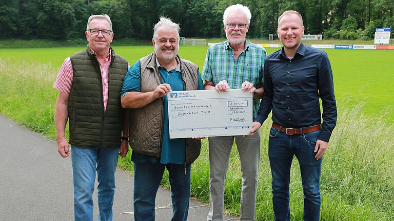 Auf dem Bild bei der Scheckübergabe (von links): die Vorstandsmitglieder Jürgen Keller (Schriftführer), Klaus Böhm (Kassenwart), Klaus Tibulski (1. Vorsitzender) und Daniel Seifert als Vorstandsvertreter des Hauptvereins.