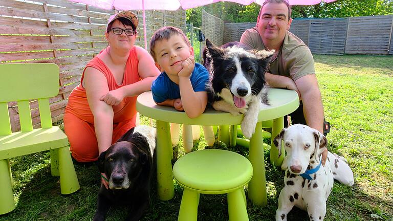 Stefanie und Janis Lurz sowie Tim Biermann aus Obereßfeld mit ihren Hunden Amy (Labrador), Laika (Border Collie ) und Fee (Dalmatiner). Stefanie und Janis Lurz sowie Tim Biermann aus Obereßfeld mit ihren Hunden Amy (Labrador), Laika (Border Collie ) und Fee (Dalmatiner).