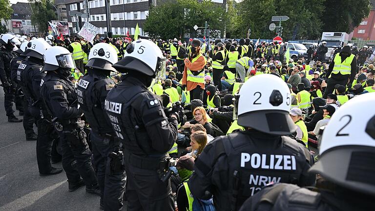 AfD-Bundesparteitag       -  In Essen sind mehrere tausend Polizisten im Einsatz.