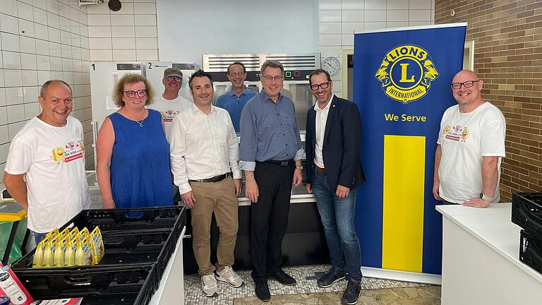 Strahlende Gesichter: Die Freude über die Spende des Lions-Clubs an die Aischgrüber Tafel 'Iss was' ist groß. Das Bild zeigt (von links) Dieter Klaus, Brigitte Stuckert, Heinz Seemann (alle von der Tafel) Jonathan Rautenberg, Philipp Kurzendörfer (beide Lions-Club), Bürgermeister Wolfgang Lampe, Präsident Thomas Reisgies und Tafel-Vorsitzender Thomas Nicol.