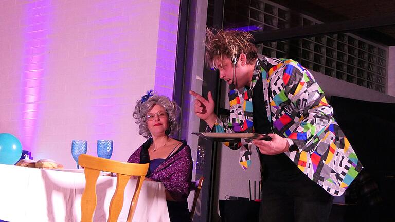 Dem berühmten Vorbild 'Dinner for One' nachempfunden folgte 'Betreuer' Tobias Vollert beim 'Kappenabend for One' den Anweisungen der '90-jährigen' Wilma Böhm und inszenierte 'das gleiche Prozedere wie jedes Jahr'. Dem berühmten Vorbild 'Dinner for One' nachempfunden folgte 'Betreuer' Tobias Vollert beim 'Kappenabend for One' den Anweisungen der '90-jährigen' Wilma Böhm und inszenierte 'das gleiche Prozedere wie jedes Jahr'.