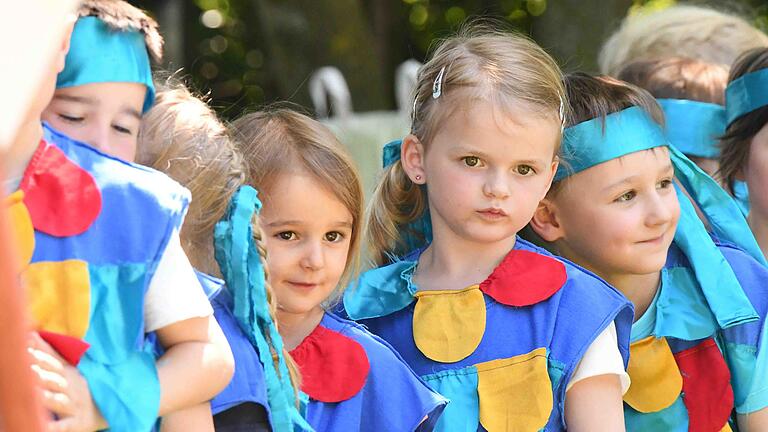 Beim Sommerfest des Frankenwinheimer Kindergartens gab es viele Meeresbewohner zu bewundern. Die aufgeführte Geschichte mahnte die Erwachsenen zum besonnenen Umgang mit Plastik.