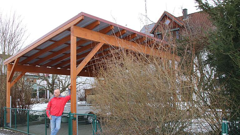 Michael Barthel soll den von ihm ohne schriftliche Genehmigung errichteten Carport am Mühlenweg in Marktheidenfeld wieder abreißen. Gegen das angedrohte Zwangsgeld hatte er Klage eingereicht. Darüber wurde vor dem Verwaltungsgericht entschieden.