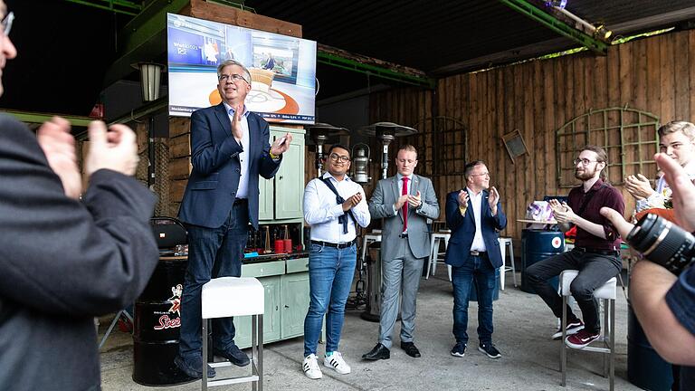 Die Würzburger FDP hatte am Wahlsonntag Grund zum Feiern: Abgeordneter Andrew Ullmann (vor dem Bildschirm) zieht wieder in den Bundestag ein.&nbsp;