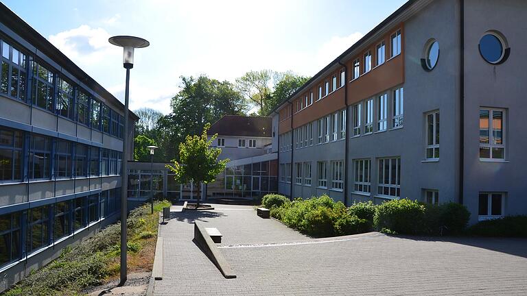 Das Franken-Landschulheim Schloss Gaibach, Blick von außen. Dort sind Gymnasium, Realschule, Tagesheim und Internat untergebracht. Das Franken-Landschulheim Schloss Gaibach, Blick von außen. Dort sind Gymnasium, Realschule, Tagesheim und Internat untergebracht.