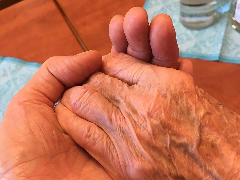 Erinnerungen teilen und glückliche Momente schaffen, das versucht Ingrid Schreiner bei ihren Besuchen im Pflegeheim. Erinnerungen teilen und glückliche Momente schaffen, das versucht Ingrid Schreiner bei ihren Besuchen im Pflegeheim. 