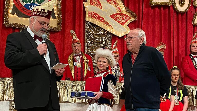 Die Auszeichnung für Förderer erhielt Werner Nawarotzky durch Siegfried Schnellbach vom Fastnacht-Verband Franken. Die Auszeichnung für Förderer erhielt Werner Nawarotzky durch Siegfried Schnellbach vom Fastnacht-Verband Franken.