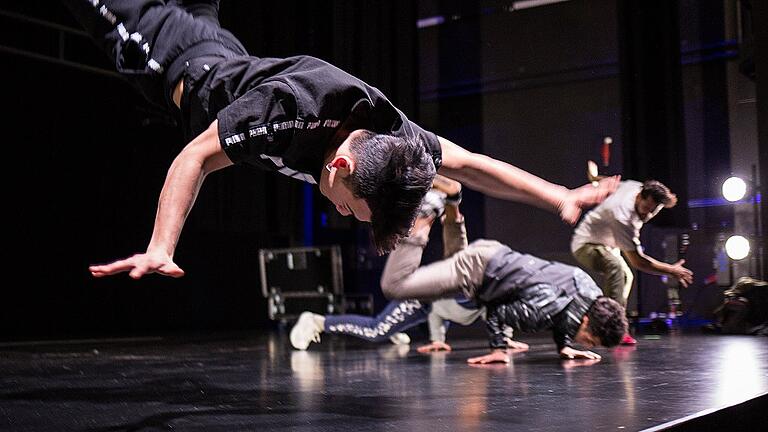Hier braucht es viel Muskelkraft und volle Konzentration: Die Breakdancer geben alles. Hier braucht es viel Muskelkraft und volle Konzentration: Die Breakdancer geben alles.