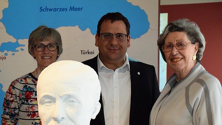 Marianne Greif, Markus Mergenthaler und Ingrid Knauf (von links) freuen sich über den Start der neuen Sonderausstellung &bdquo;Heinrich Schliemann &ndash; Troja&rdquo;.