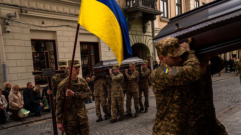 Ukraine-Krieg - Lviv - Beerdigungen von toten Soldaten sind in der Ukraine an der Tagesordnung. (Archivbild) Ukraine-Krieg - Lviv - Beerdigungen von toten Soldaten sind in der Ukraine an der Tagesordnung. (Archivbild)