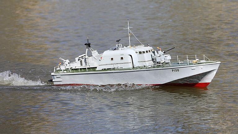 Vosper Schnellboot mit AK voraus. Vosper Schnellboot mit AK voraus.