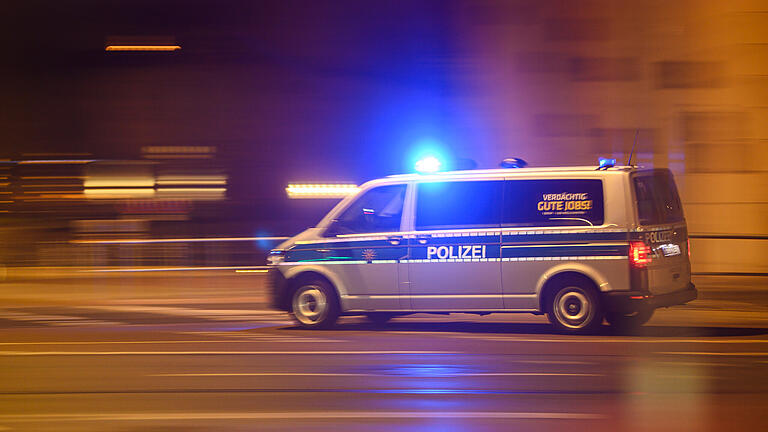 Polizei       -  Ein Polizeiwagen mit Blaulicht (Symbolbild)