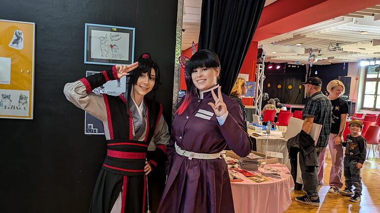 Die 32-jährige 'Eden' (links) und die 26-jährige 'Missy' (beides Künstlernamen) haben sich auf der Chisana-Messe kennengelernt. Ihre Kostüme sind gekauft, die Perücken selbst gestaltet. Sie stellen Charaktere aus einem chinesischen Roman beziehungsweise einer japanischen Serie dar. Die 32-jährige 'Eden' (links) und die 26-jährige 'Missy' (beides Künstlernamen) haben sich auf der Chisana-Messe kennengelernt. Ihre Kostüme sind gekauft, die Perücken selbst gestaltet. Sie stellen Charaktere aus einem chinesischen Roman beziehungsweise einer japanischen Serie dar.